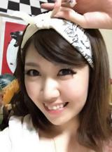 画像: 恐竜バンダナを身につける生田晴香