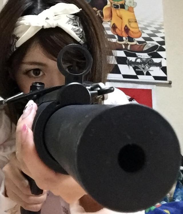 画像: エアガンで敵を狙う生田晴香