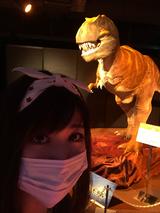 画像: ティラノサウルスロボットと生田晴香