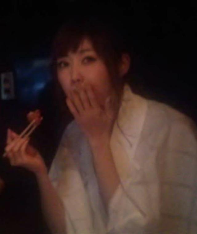 画像: なんともまぁ…といいつつ唐揚げを食べる生田晴香