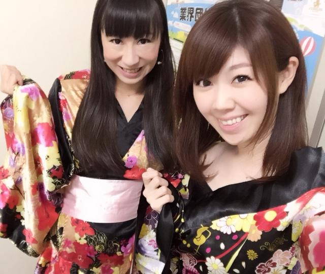 画像: 花魁風浴衣を着る生田晴香(右)