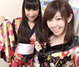 画像: 花魁風浴衣を着る生田晴香(右)