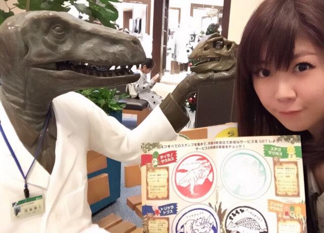 画像: 恐竜博士に集めたスタンプを見せる生田晴香