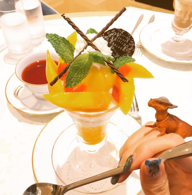 画像: パフェを食べようとするスティギー