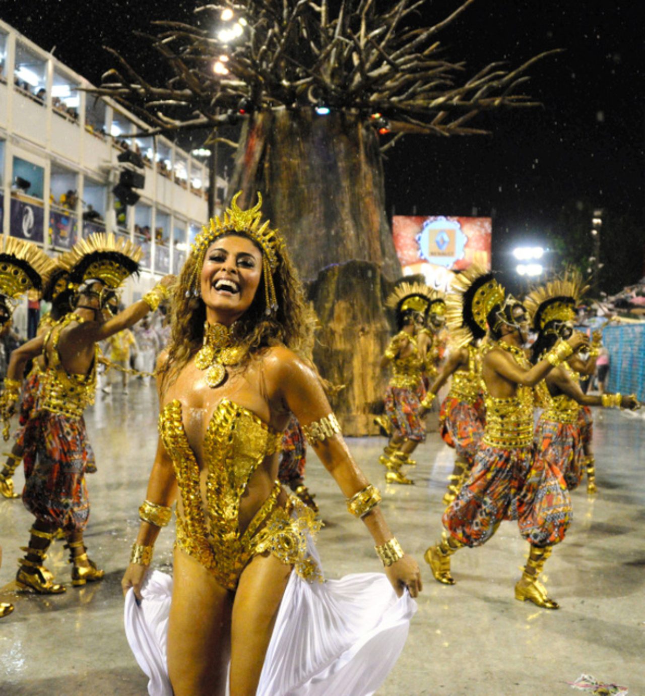 激しいサンバ、雨に響く歓声 リオのカーニバル最高潮 - シネフィル