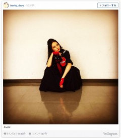 画像: ベッキーが、セーラー服姿で“ヤンキー座り”をした写真をInstagramで公開。