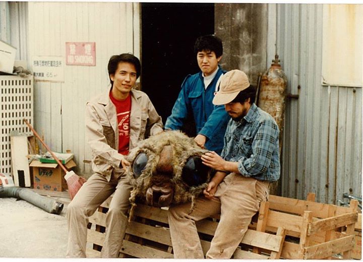 画像: 東宝撮影所で特美(特撮美術)倉庫の大掃除に駆り出された…1984年。 親モスラを処分するというので名残を惜しんで記念撮影。親モスラの頭と。 (c)仁科 秀昭-cinefil.asia