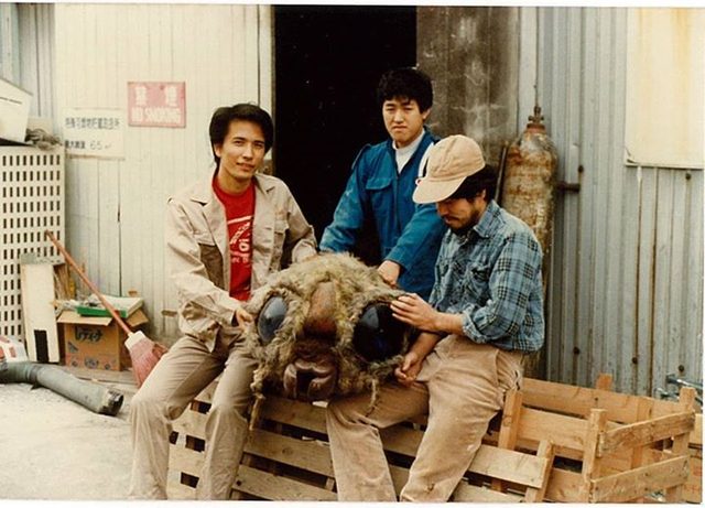 画像: 東宝撮影所で特美(特撮美術)倉庫の大掃除に駆り出された…1984年。 親モスラを処分するというので名残を惜しんで記念撮影。親モスラの頭と。 (c)仁科 秀昭-cinefil.asia