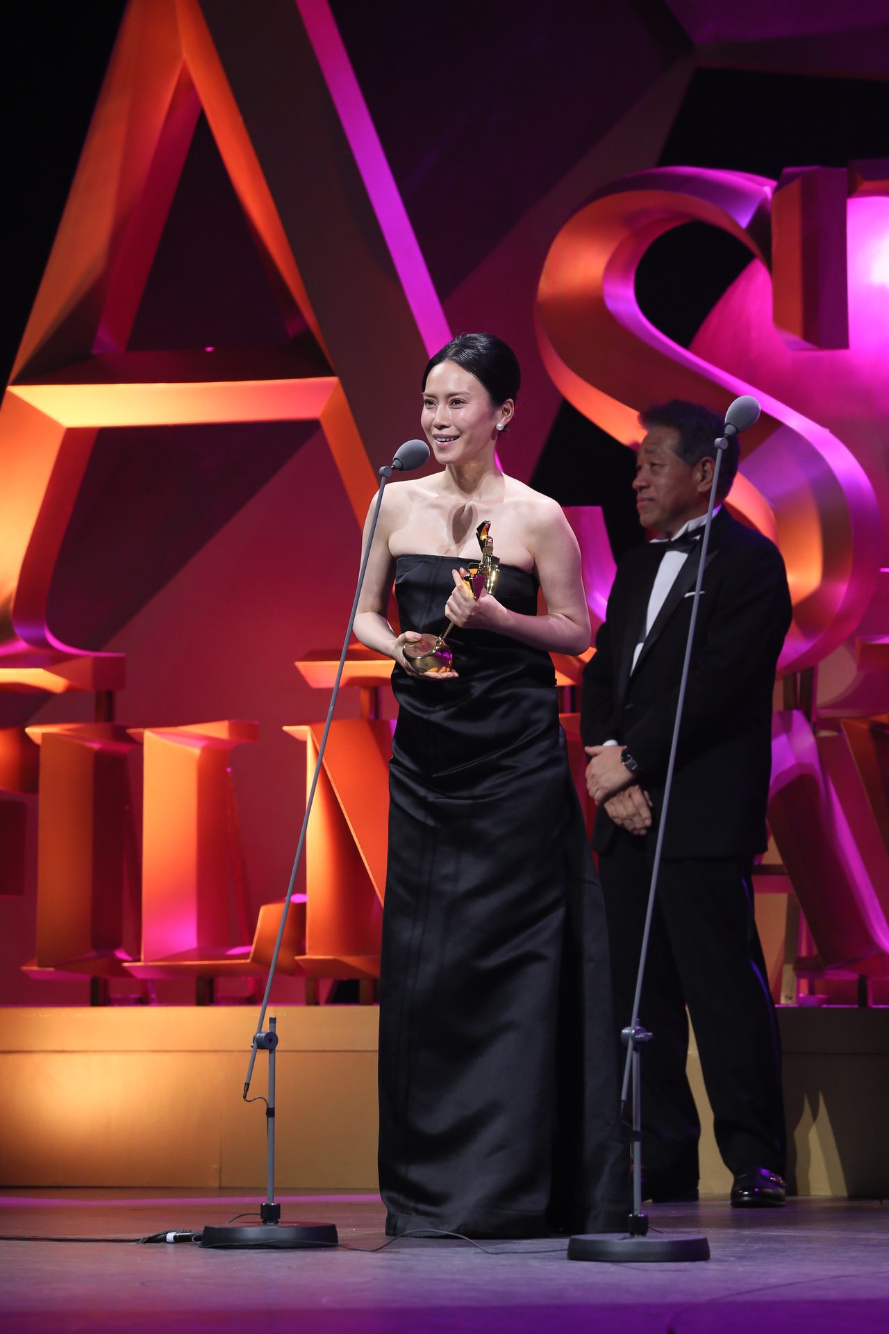 画像2: 続報!!! アジアン・フィルム・アワード授賞式。祝!!!池脇千鶴 中谷美紀。 宮沢りえはプレゼンターとして登場!