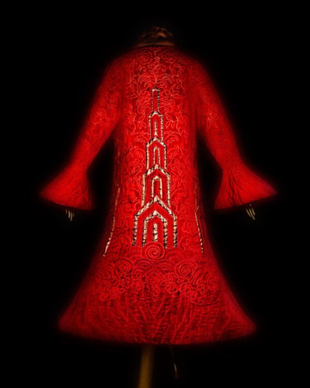 画像: Roberto Cavalli (Italian, born 1940) Evening dress, fall/winter 2005–6 Courtesy of Roberto Cavalli Photography © Platon http://www.metmuseum.org/exhibitions/listings/2015/china-through-the-looking-glass