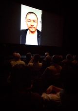 画像: ビデオレターで欠席を詫びながら、受賞挨拶をする浅野忠信 http://news.walkerplus.com/article/59496/