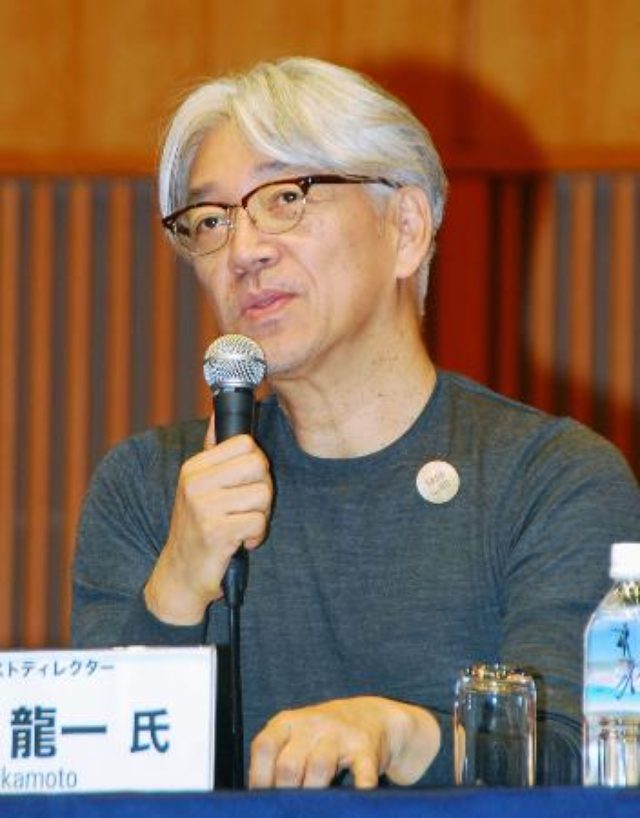 画像: 札幌国際芸術祭に向け、記者会見で意気込みを語る坂本龍一さん=4日、札幌市中央区 http://www.47news.jp/CN/201311/CN2013110401001444.html