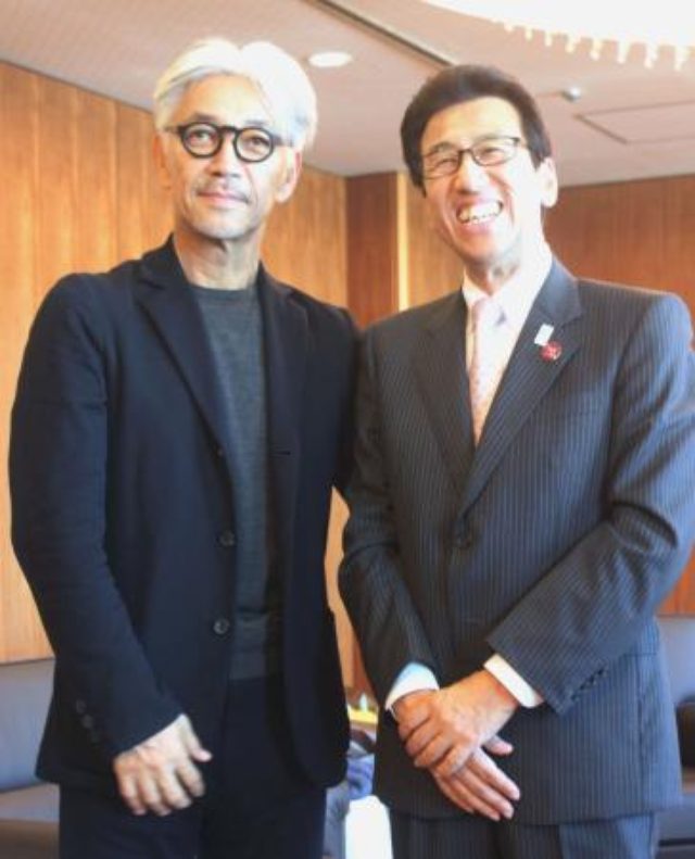 画像: 札幌市の秋元克広市長(右)を表敬訪問し、記念撮影する坂本龍一さん=29日午後、札幌市役所 http://www.47news.jp/CN/201505/CN2015052901001673.html