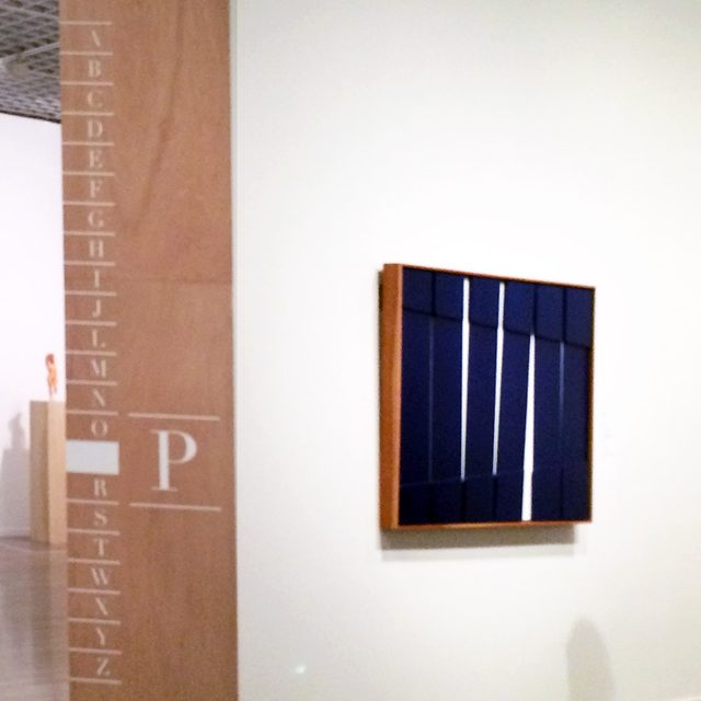 画像: 奥の部屋「Plinth:台座」を示す間仕切り壁の小口面。右手は「Oliginal:オリジナル」の項目に含まれる「トロウッド:斎藤義重」「No Museum, No Life? ―これからの美術館事典 国立美術館コレクションによる展覧会」@東京国立近代美術館 ©cinefil.asia