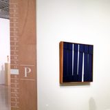 画像: 奥の部屋「Plinth:台座」を示す間仕切り壁の小口面。右手は「Oliginal:オリジナル」の項目に含まれる「トロウッド:斎藤義重」「No Museum, No Life? ―これからの美術館事典 国立美術館コレクションによる展覧会」@東京国立近代美術館 ©cinefil.asia