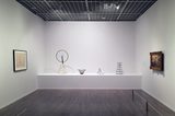 画像: 左手にマルセル・ブロータースの「署名、シリーズ1」、中央にマルセル・デュシャンの「レディメイド」、右手に「ピエール・オーギュスト・ルノワールによるルーベンス作品の模写」©cinefil.asia