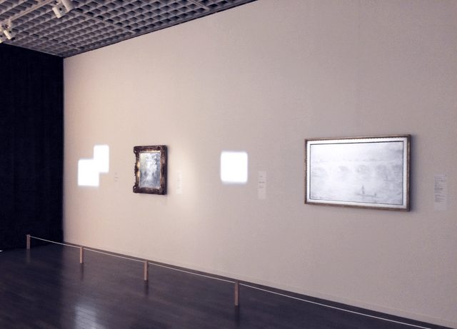 画像: 左手と中央の四角がただの照明の光です。「No Museum, No Life? ―これからの美術館事典 国立美術館コレクションによる展覧会」@東京国立近代美術館 ©cinefil.asia