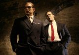 画像: 双子役のトム・ハーディ http://www.slashfilm.com/legend-trailer-tom-hardy/