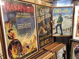 画像: いかにも昭和なぬくもりのあるポスター群