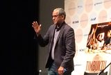 画像: 観客の声援に応えるアブデラマン・シサコ監督©cinefil.asia