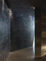 画像: トイレの重くミステリアスな空間©Jiri Havran snohetta.com