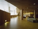 画像: メインホールに連なるギャラリー。カーブした壁がつくる空間に休憩スペースが設けられる。©Jiri Havran snohetta.com