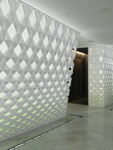 画像: クロークからトイレの入口を見る。壁面デザインはOlafur Eliasson(オラファー・エリアソン)©Jiri Havran snohetta.com