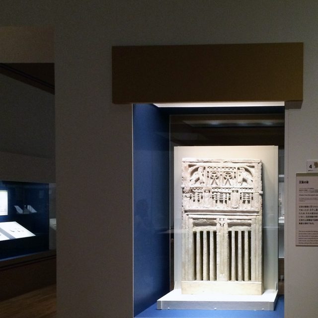 画像: 「王宮の窓」 メンフィス、メルエンプタハ王宮址にて出土。 新王国・第19王朝時代 メルエンプタハ王治世(前1213~前1203年頃) ペンシルヴァニア大学考古学人類学博物館(アメリカ)所蔵 (C)cinefil art review
