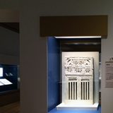 画像: 「王宮の窓」 メンフィス、メルエンプタハ王宮址にて出土。 新王国・第19王朝時代 メルエンプタハ王治世(前1213~前1203年頃) ペンシルヴァニア大学考古学人類学博物館(アメリカ)所蔵 (C)cinefil art review
