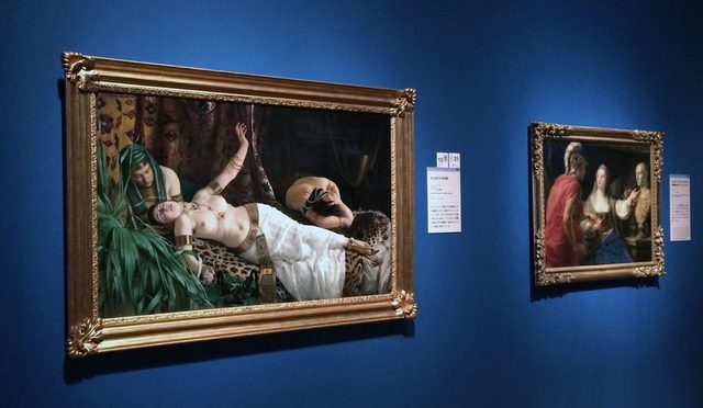 画像: 左「クレオパトラの死 」アッキーレ・グリセンティ筆 1878~1879年 ブレシア市立美術(イタリア)館蔵、右「オクタウィアヌスにカエサルの胸像を示すクレオパトラ」ポンペオ・ジローラモ・バトーニ筆 1755年か ディジョン美術館(フランス)所蔵 (C)cinefil art review