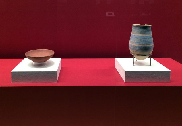 画像: 左「鉢」と右「壺」 グラーブで出土。新王国・第18~19王朝時代(前1550~前1186年頃) マンチェスター博物館(イギリス)所蔵 (C)cinefil art review