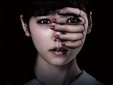 画像: ©2015「劇場霊」製作委員会 『クロユリ団地』でタッグを組んだ中田秀夫監督×三宅隆太・ 加藤淳也脚本コンビが次に送り出すのは、嫉妬・憎しみ・怨念 うずまく閉ざされた“劇場”を舞台に、救いようのない惨劇が巻 き起こる本格ホラー。 監督:中田秀夫 脚本:加藤淳也、三宅隆太 出演:島崎遥香、足立梨花、高田里穂、町田啓太、中村育二、 小市慢太郎