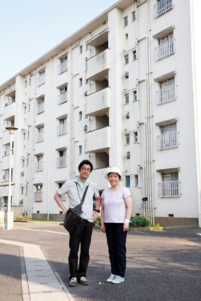 画像: 15年ぶりにタッグを組んだ阪本順治監督と藤山直美 (C)2015「団地」製作委員会 http://eiga.com/news/20150726/6/