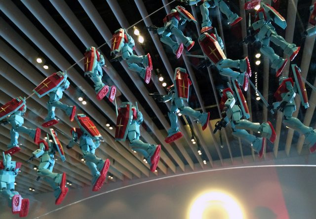 画像: 昨年の、大阪会場での「ガンプラ大作戦」で制作されたガンプラ1000体の展示の一部。番号が付いていて、制作した人には、どれが自分のものか分かるという憎い演出 photo(C)cinefil art review