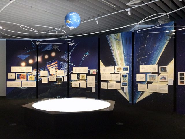画像: 天井には、ガンダムの世界観と地球やスペースコロニー・宇宙要塞などの位置関係を再現したモデル。 photo(C)cinefil art review