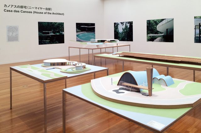 画像: 手前の3つが「パンピューラ・コンプレックス」、奥はカノアスの邸宅(C)cinefil art review