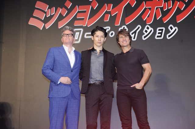 画像: ジャパンプレミアに特別ゲストとして、ステージイベントのオープニング登場したサムライ・ギタリスト MIYAVIさんは、自身がアレンジを担当した、本作『ミッション:インポッシブル/ローグ・ネイション』の日本版テーマ曲を生演奏し、会場を沸かせました。©2015 Paramount Pictures. All Rights Reserved. paramountjp.info