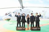 画像: なんとヘリコプターで登場のパフォーマンス http://eiga.com/news/20150818/21/