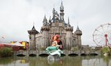 画像1: http://www.theguardian.com/artanddesign/2015/aug/20/banksy-dismaland-amusements-anarchism-weston-super-mare