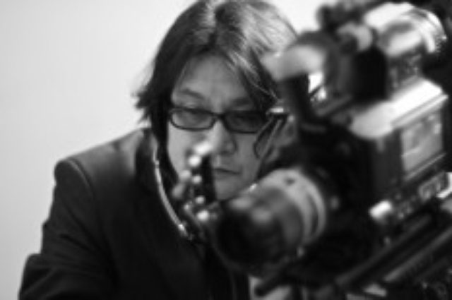 画像: 林海象監督略歴 1957年京都生まれ。 映画を独学で学び、1985年「夢みるように眠りたい」 で監督デビュー。 1990年「二十世紀少年読本」「ZIPANG」を渋谷単館劇場と東宝で同時公開。 1993年〜1995年「私立探偵 濱マイク三部作」を発表し、当時の単館系興行 記録を塗り替える。 2002年「探偵事務所5シリーズ」製作開始。 劇場版3本「楽園/失楽園」「カインとアベル」「THE CODE〜暗号」 短編50本が製作された。 2007年京都造形芸術大学で映画学科を設立、 初代学科長となる。 2013年新世紀映画「彌勒 MIROKU」を発表。 生演奏付で全国を巡業する。 2014年東北芸術工科大学 映像学科長に就任。 新作は短編映画「GOOD YEAR」(主演/ 永瀬正敏・月船さらら)。 映画革命家である。