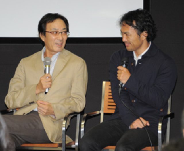 画像: トークショーで阪東妻三郎さんについて語る四男の亮さん(左)と孫の幸士さん親子=24日、都内【時事通信社】