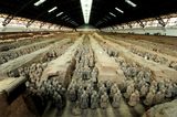 画像: 1号兵馬俑坑(中国・陝西省)、秦始皇帝陵博物院蔵 ©Shaanxi Provincial Cultural Relics Bureau & Shaanxi Cultural Heritage Promotion Center