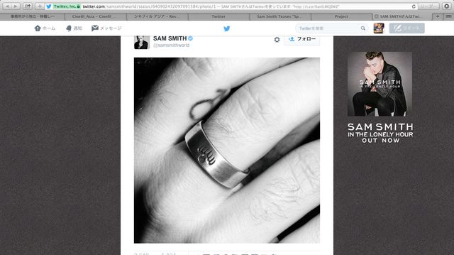画像: サム・スミスのTwitterの写真。指輪はスペクター---