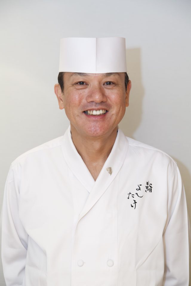 画像: 鮨よしたけ 吉武正博 仕込みには営業以上に時間をかけ、築地で目で見て手で触れ、良 質な魚介を仕入れる。一つひとつのネタと向き合い、その魅力を 最大限に引き出せるよう常に工夫している。 