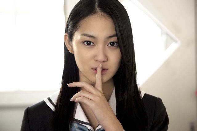 画像: そんな内野を執拗に追い込み残忍な行動を繰り広げる女子高生を演じるのは、第13回全日本国民的美少女コンテストでグランプリを受賞。アイムホーム」「表参道高校合唱部!」など話題作に次々と出演し、「E−ライン・ビューティフル大賞」を受賞し“もっとも美しい横顔”を持つとされる吉本実憂。