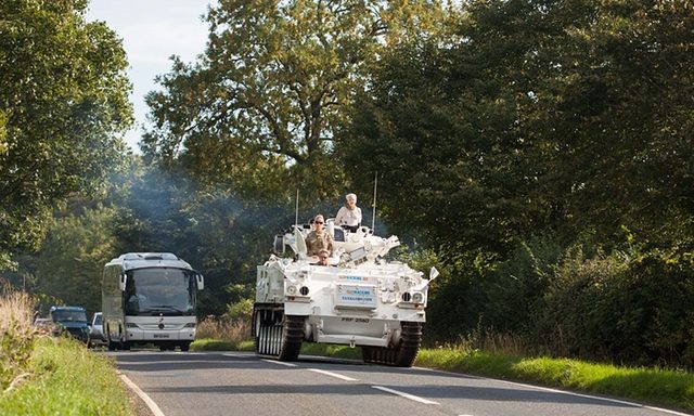 画像: En route through the Oxfordshire countryside Photograph: REX Shutterstock http://www.theguardian.com/environment/gallery/2015/sep/11/vivienne-westwood-takes-the-fracking-debate-to-cameron-in-pictures