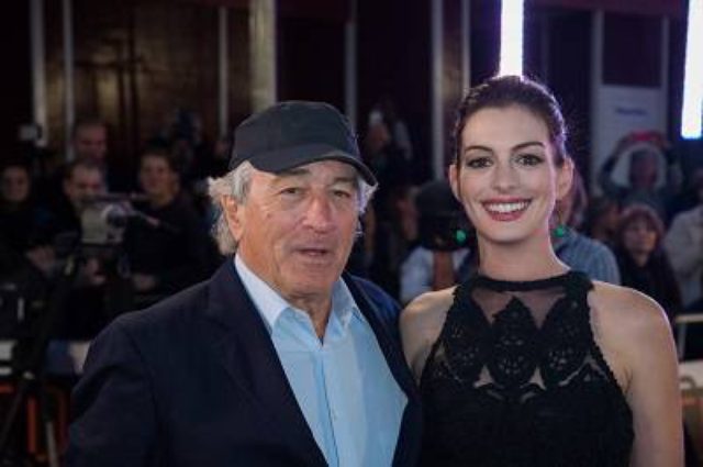 画像: アン・ハサウェイとロバート・デ・ニーロ (C) 2015 WARNER BROS.ENTERTAINMENT INC.AND RATPAC-DUNE ENTERTAINMENT LLC ALL RIGHTS RESERVED