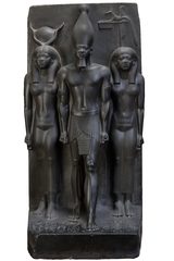 画像: メンカウラー王のトリアード 古王国時代 第4王朝(前2532~2503年) 国立カイロ博物館蔵
