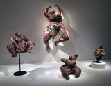 画像: 左から: ベネディクト 1965年 毛糸、布、パピエ・コレ、金網 80 × 104 × 87 cm 個人蔵 リリ、あるいはトニー 1965年 塗料、布、パピエ・コレ、ポリエステル樹脂、金網 206 × 130 × 130 cm 協力:ジョルジュ=フィリップ&ナタリー・ヴァロワ・ ギャラリー、パリ グウィン 1965-66年 毛糸、布、金網 75 × 92 × 75 cm Yoko増田静江コレクション ナ ナ( 小 さ な グ ウ ェ ン ド リ ン I ) 1965年冬 毛糸、布、パピエ・コレ、アクリル絵具、 ジャン・ティンゲリーの鉄の土台 77 × 45 × 45 cm Yoko増田静江コレクション photo©cinefil