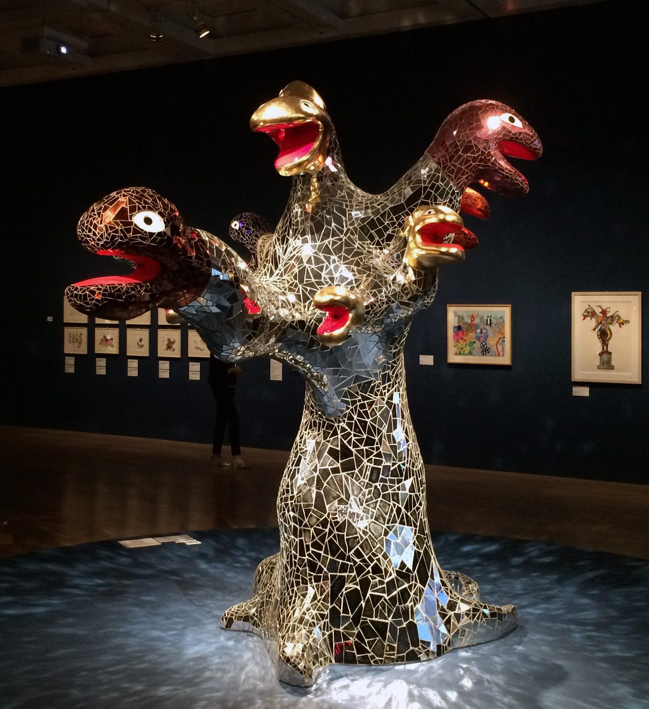 画像: 大きな蛇の樹 1988年 鏡 、ウ レ タ ン 塗 料 、金 箔 、F R P 、セ メ ン ト 260 × 315 × 200 cm Yoko増田静江コレクション photo©cinefil